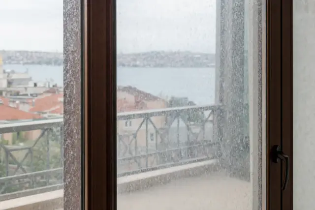 Kağıthane cam silme ve temizliği öncesi: Camdaki kireç lekesi öncesi ve sonrası