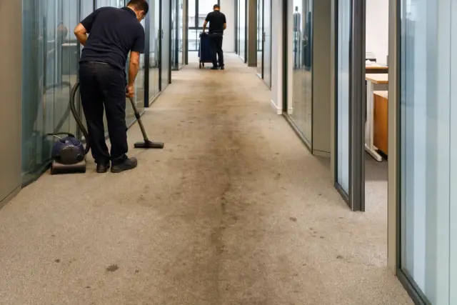 Avcılar ofis halısı yıkama öncesi: Koridor halısı temizlik öncesi ve sonrası