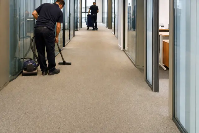 Avcılar ofis halısı yıkama sonrası: Koridor halısı temizlik öncesi ve sonrası